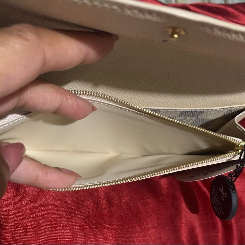 Luis Vuitton Damier Azur Emilie Wallet - Picture 7 of 10